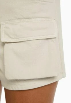 BERSHKA CARGO - Jeans Shorts - White -Bershka Verkaufsgeschäft 6f970dddd9c24df8b1abb8130a590457