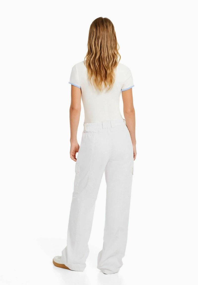 BERSHKA LOW-WAIST WITH CONTRAST THREAD - Cargohose - White 4 BERSHKA LOW-WAIST WITH CONTRAST THREAD - Cargohose - White – Bild 2