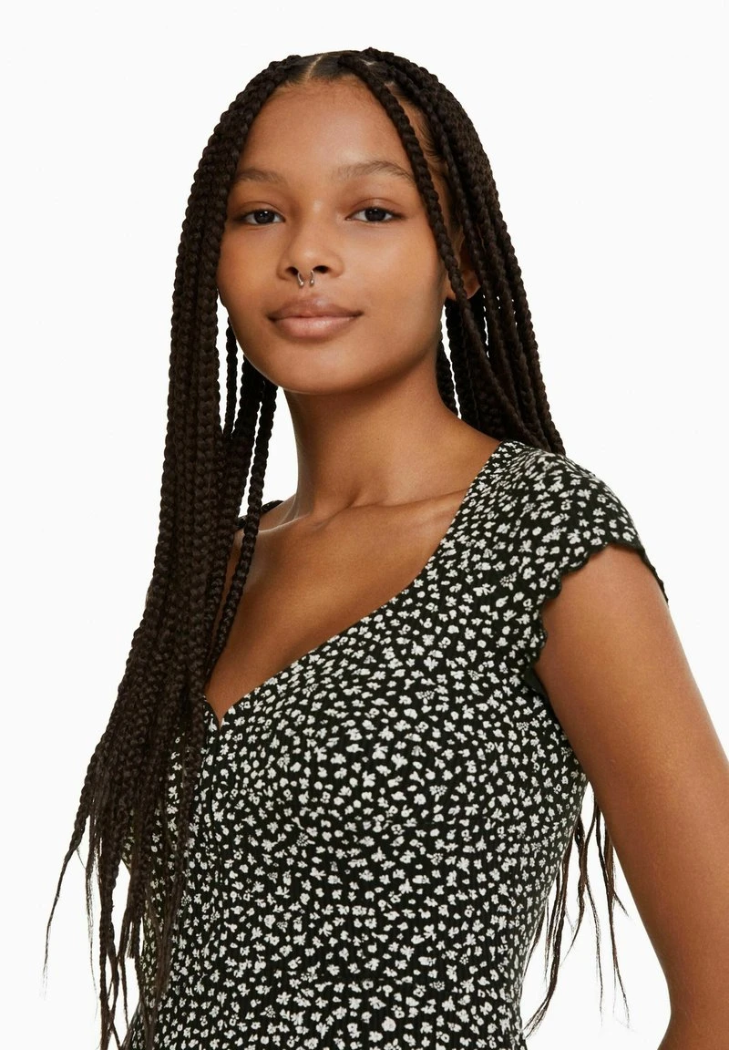 BERSHKA PRINTED SHORT SLEEVES WITH NECKLINE–MINI - Freizeitkleid - Black 5 BERSHKA PRINTED SHORT SLEEVES WITH NECKLINE–MINI - Freizeitkleid - Black – Bild 4