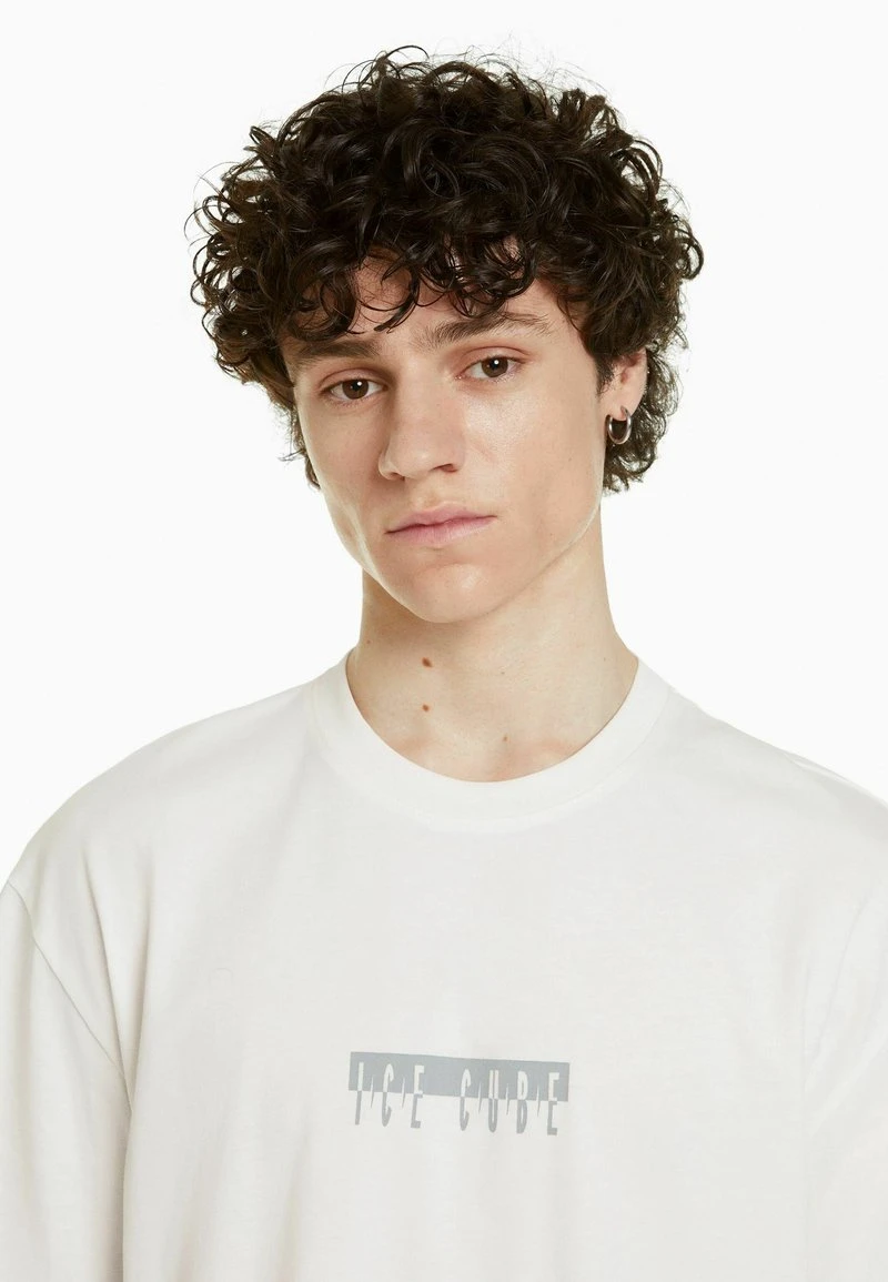 BERSHKA BOXY FIT SHORT SLEEVE WITH ICE CUBE - T-Shirt Print - White 6 BERSHKA BOXY FIT SHORT SLEEVE WITH ICE CUBE - T-Shirt Print - White – Bild 4