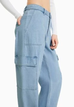 BERSHKA Jeans Straight Leg - Light Blue Denim 10 BERSHKA Jeans Straight Leg - Light Blue Denim -Bershka Verkaufsgeschäft 73fe754bac53433290a474908fd07671