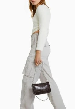 BERSHKA MIT KROKOPRÄGUNG - Umhängetasche - Brown