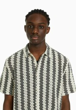 BERSHKA OPEN KNIT SHORT SLEEVE - Hemd - Sand 11 BERSHKA OPEN KNIT SHORT SLEEVE - Hemd - Sand -Bershka Verkaufsgeschäft 74c7b319a7e443ae9f086ec06fad69c7