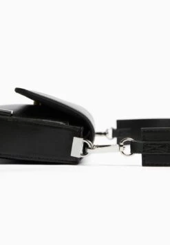 BERSHKA RIGID - Umhängetasche - Black -Bershka Verkaufsgeschäft 75170446fc87406fbc253121ecc73792