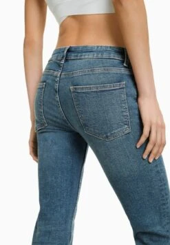 BERSHKA LOW WAIST - Jeans Bootcut - Light Blue 11 BERSHKA LOW WAIST - Jeans Bootcut - Light Blue -Bershka Verkaufsgeschäft 75452461f6274ba4a85b3898a545d441