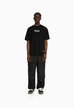 BERSHKA BOXY FIT SHORT SLEEVE TUPAC - T-Shirt Print - Black