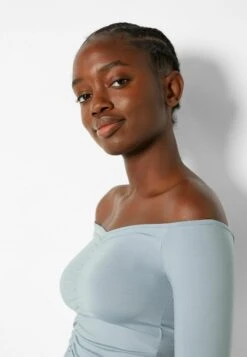 BERSHKA OVER THE SHOULDER GATHERED - Langarmshirt - Light Blue 11 BERSHKA OVER THE SHOULDER GATHERED - Langarmshirt - Light Blue -Bershka Verkaufsgeschäft 7a220a59a3f44c7da24addc422c708ce