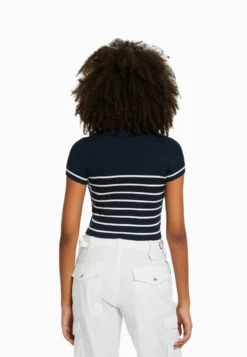 BERSHKA SHORT SLEEVE - Strickjacke - Dark Blue 10 BERSHKA SHORT SLEEVE - Strickjacke - Dark Blue -Bershka Verkaufsgeschäft 7aee0920a6ba40a8b178fc696ec3b99e