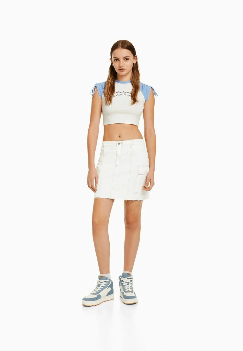 BERSHKA PRINTED SHORT SLEEVE WITH GATHERING - T-Shirt Print - White 4 BERSHKA PRINTED SHORT SLEEVE WITH GATHERING - T-Shirt Print - White – Bild 2