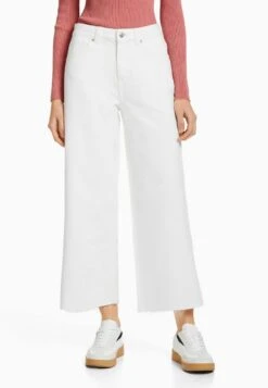 BERSHKA CROPPED - Flared Jeans - Off White
