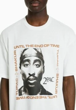BERSHKA BOXY FIT SHORT SLEEVE TUPAC - T-Shirt Print - Off White 11 BERSHKA BOXY FIT SHORT SLEEVE TUPAC - T-Shirt Print - Off White -Bershka Verkaufsgeschäft 7f9545bcc5b64d55ac1bddb30a1a1452