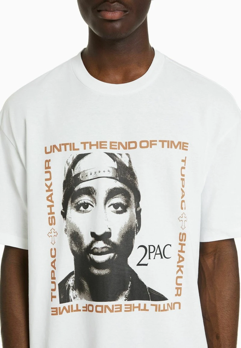 BERSHKA BOXY FIT SHORT SLEEVE TUPAC - T-Shirt Print - Off White 6 BERSHKA BOXY FIT SHORT SLEEVE TUPAC - T-Shirt Print - Off White – Bild 4