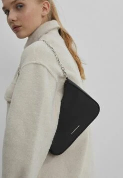 BERSHKA Umhängetasche - Black -Bershka Verkaufsgeschäft 80b6f6049bfc4cdea812cdf2127a01c9