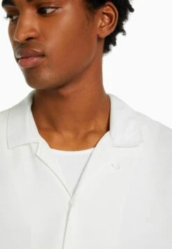 BERSHKA RUSTIC SHORT SLEEVE - Hemd - Off White 11 BERSHKA RUSTIC SHORT SLEEVE - Hemd - Off White -Bershka Verkaufsgeschäft 83b3d68b97b2476c90d1a07b81b81a48