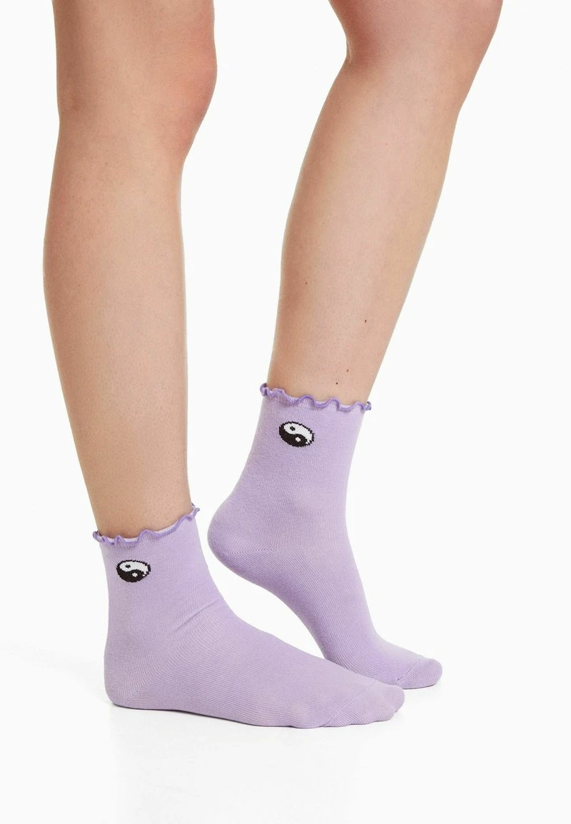 BERSHKA PACK OF 3 EMBROIDERED - Socken - Evergreen 4 BERSHKA PACK OF 3 EMBROIDERED - Socken - Evergreen – Bild 2