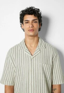 BERSHKA STRIPED RUSTIC SHORT SLEEVE - Hemd - Beige 11 BERSHKA STRIPED RUSTIC SHORT SLEEVE - Hemd - Beige -Bershka Verkaufsgeschäft 85ea1a8b4e264517815491378838f76f