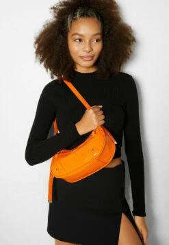 BERSHKA STUDDED - Umhängetasche - Orange