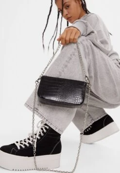 BERSHKA MIT KROKOPRÄGUNG - Umhängetasche - Black