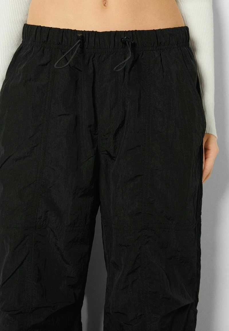 BERSHKA PARACHUTE - Stoffhose - Black 7 BERSHKA PARACHUTE - Stoffhose - Black – Bild 5