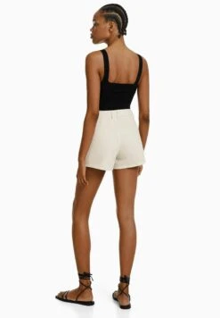 BERSHKA CARGO - Jeans Shorts - White -Bershka Verkaufsgeschäft 8814cd68c7b849a494f7fa16350586cc