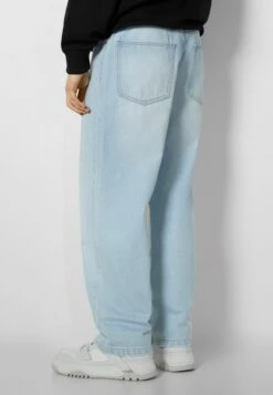 BERSHKA Jeans Straight Leg - Blue 9 BERSHKA Jeans Straight Leg - Blue -Bershka Verkaufsgeschäft 89d510cb2e604ceba42e8a275acf4b4a