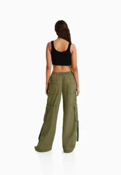 BERSHKA TWILL - Cargohose - Khaki -Bershka Verkaufsgeschäft 89dc5dc85a9a463d95e952320804cc54
