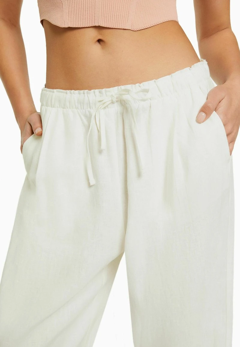 BERSHKA WIDE LEG STRAIGHT FIT WITH GATHERED WAIST - Stoffhose - Off White 5 BERSHKA WIDE LEG STRAIGHT FIT WITH GATHERED WAIST - Stoffhose - Off White – Bild 3