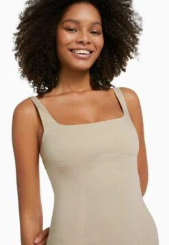 BERSHKA FITTED WIDE STRAPS - MIDI - Etuikleid - Sand -Bershka Verkaufsgeschäft 8b1dc1d479dd4ab492dda030ed1643a7