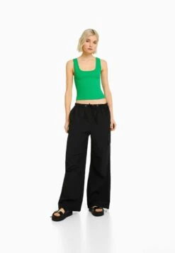 BERSHKA SLEEVELESS - Top - Evergreen 9 BERSHKA SLEEVELESS - Top - Evergreen -Bershka Verkaufsgeschäft 8ca33d2f463d4fa5b71e1eb67b61b022