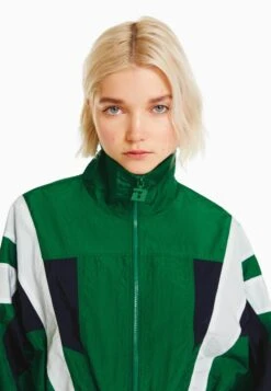 BERSHKA CROPPED - Leichte Jacke - Evergreen 11 BERSHKA CROPPED - Leichte Jacke - Evergreen -Bershka Verkaufsgeschäft 8d4aaefc8ab841e399249dfe83b86e55