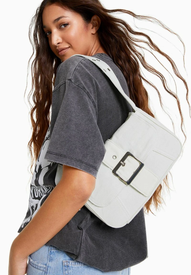 BERSHKA BUCKLE STRAP - Handtasche - White 4 BERSHKA BUCKLE STRAP - Handtasche - White – Bild 2