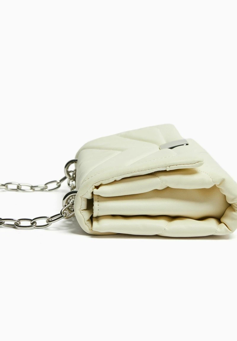 BERSHKA QUILTED WITH CHAIN - Umhängetasche - Off-white 6 BERSHKA QUILTED WITH CHAIN - Umhängetasche - Off-white – Bild 4