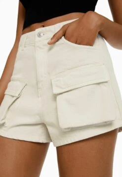 BERSHKA CARGO - Jeans Shorts - White -Bershka Verkaufsgeschäft 8f281c3839184e85b64757f8423749ba