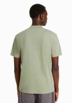 BERSHKA SHORT SLEEVE MOCK NECK - T-Shirt Basic - Green 10 BERSHKA SHORT SLEEVE MOCK NECK - T-Shirt Basic - Green -Bershka Verkaufsgeschäft 932ed550e638491fbca807e765e9c97f