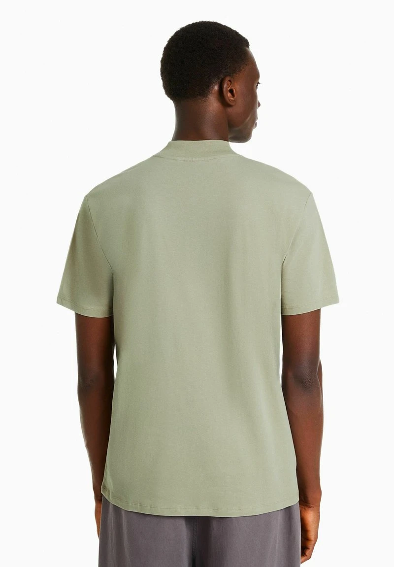 BERSHKA SHORT SLEEVE MOCK NECK - T-Shirt Basic - Green 5 BERSHKA SHORT SLEEVE MOCK NECK - T-Shirt Basic - Green – Bild 3