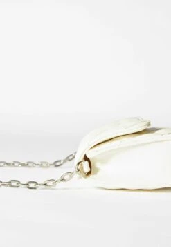 BERSHKA WITH CHAIN HANDLE - Umhängetasche - Offwhite -Bershka Verkaufsgeschäft 947d189f90c641f2981798b22c986ee3