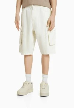 BERSHKA BAGGY CARGO - Shorts - Beige