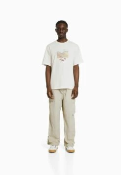 BERSHKA T-Shirt Print - Off-white 9 BERSHKA T-Shirt Print - Off-white -Bershka Verkaufsgeschäft 98fe7c35aac348c4a00927596b3d51b5