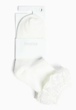 BERSHKA RUFFLED 03646486 - Socken - Offwhite 12 BERSHKA RUFFLED 03646486 - Socken - Offwhite -Bershka Verkaufsgeschäft 9956db9bca394c18be96b7d883a4b6f1