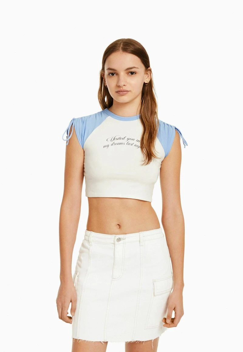 BERSHKA PRINTED SHORT SLEEVE WITH GATHERING - T-Shirt Print - White 3 BERSHKA PRINTED SHORT SLEEVE WITH GATHERING - T-Shirt Print - White