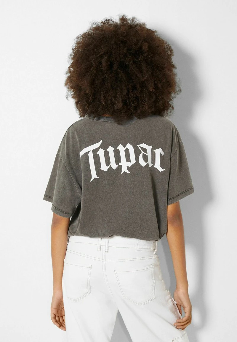 BERSHKA TUPAC - T-Shirt Print - Dark Grey 5 BERSHKA TUPAC - T-Shirt Print - Dark Grey – Bild 3