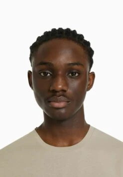 BERSHKA 3 PACK REGULAR FIT - T-Shirt Basic - Off White 10 BERSHKA 3 PACK REGULAR FIT - T-Shirt Basic - Off White -Bershka Verkaufsgeschäft 9b3975145a374bd1ba1f30930117462f