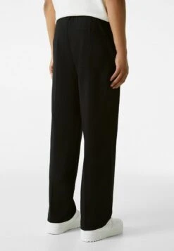 BERSHKA TAILORED WIDE-FIT - Stoffhose - Black 10 BERSHKA TAILORED WIDE-FIT - Stoffhose - Black -Bershka Verkaufsgeschäft 9b65857ba833446d9858c03a596a4a98