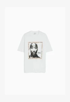 BERSHKA BOXY FIT SHORT SLEEVE TUPAC - T-Shirt Print - Off White 13 BERSHKA BOXY FIT SHORT SLEEVE TUPAC - T-Shirt Print - Off White -Bershka Verkaufsgeschäft 9ba443e63a2d4a51863b7d820eba0d86