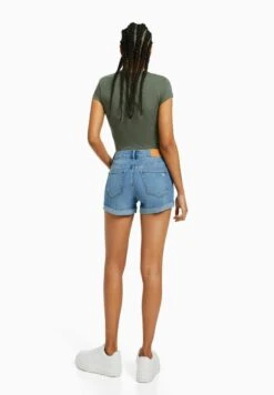BERSHKA ROLL-UP - Jeans Shorts - Light-blue Denim 9 BERSHKA ROLL-UP - Jeans Shorts - Light-blue Denim -Bershka Verkaufsgeschäft 9c747edf144b49ab9b0240ee8f3dbe3d