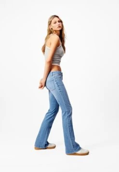 BERSHKA LOW WAIST - Jeans Bootcut - Light Blue Denim 11 BERSHKA LOW WAIST - Jeans Bootcut - Light Blue Denim -Bershka Verkaufsgeschäft 9e19bacb519d4a458e5a408b9f68bca6