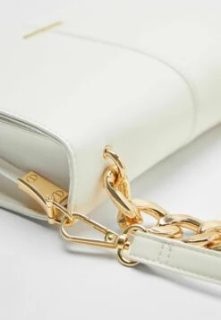 BERSHKA ACCORDION WITH CHAIN - Clutch - White 11 BERSHKA ACCORDION WITH CHAIN - Clutch - White -Bershka Verkaufsgeschäft 9e43977c752c4909aa73ec70cac19e62 1