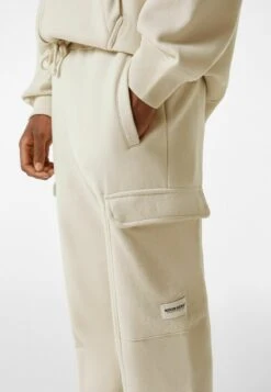 BERSHKA PLUSH - Cargohose - Stone 11 BERSHKA PLUSH - Cargohose - Stone -Bershka Verkaufsgeschäft 9fca71f5d844480a90471e9d6a304dab