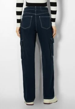 BERSHKA CARGO - Jeans Relaxed Fit - Royal Blue 10 BERSHKA CARGO - Jeans Relaxed Fit - Royal Blue -Bershka Verkaufsgeschäft a11f16becdf44b769f8107daac17b8f5