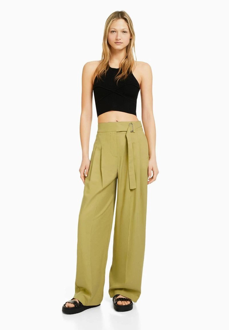 BERSHKA CARROT FIT WITH A BUCKLE - Stoffhose - Green 4 BERSHKA CARROT FIT WITH A BUCKLE - Stoffhose - Green – Bild 2